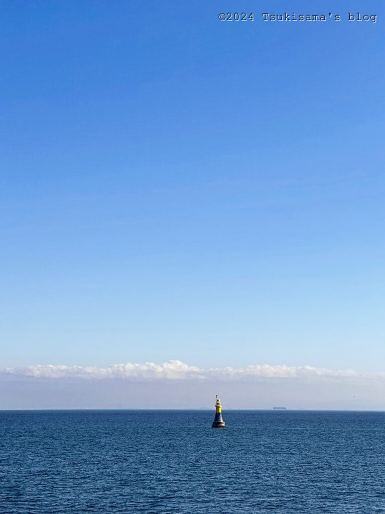 青い海に浮かぶように立っている平磯灯標